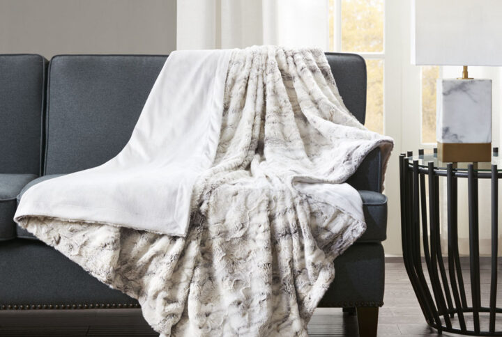 Add a glamorous accent to your home with Madison Park’s Sachi Oversized Faux Fur Throw. Exceptionally soft faux fur mimics the warmth and texture of real fur