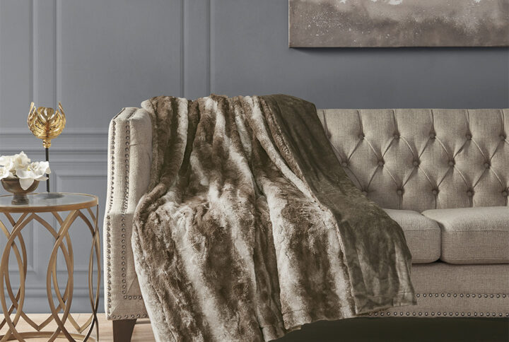 The Madison Park Zuri oversized throw features a luxuriously soft faux fur and reverses to a solid faux mink. This faux fur throw is the perfect modern update and adds a glamorous accent to your home. This throw is machine washable for easy care and OEKO-TEX certified