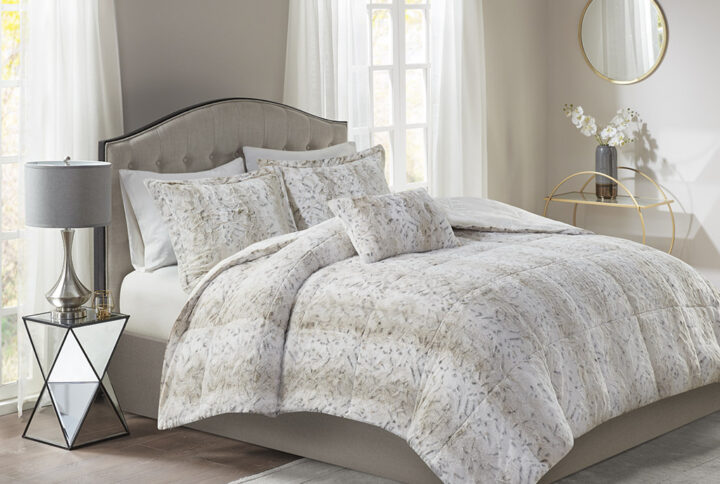 Snuggle up for a luxurious sleep with the Madison Park Zuri Comforter Set. This set features an ultra-soft faux fur front