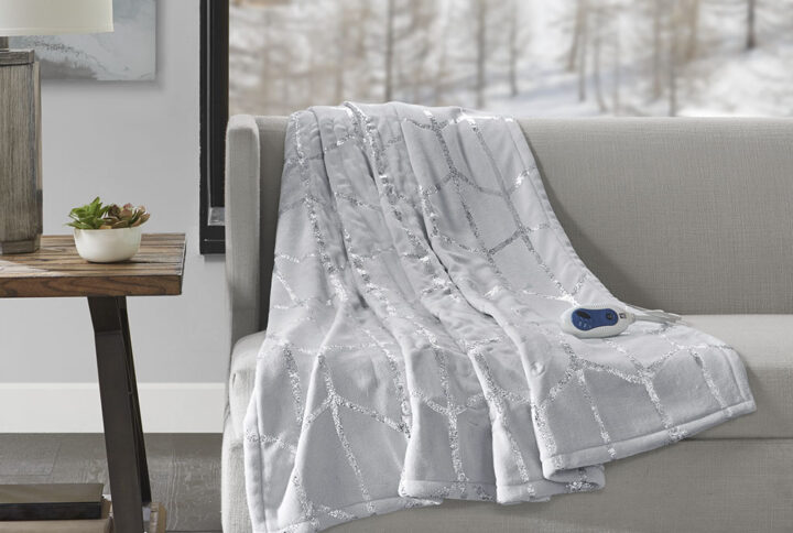 True North by Sleep Philosophy offers incredible comfort and style with the Raina Heated Metallic Print Throw. A silver metallic geometric design is beautifully printed on an ultra-soft plush grey base fabric. Emitting virtually no electromagnetic field emissions