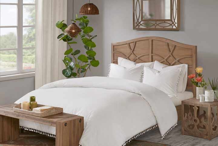 Give your bedroom a truly relaxing appeal with the casual style of Madison Park’s Lillian 3 Piece Cotton Duvet Cover Set. The 100% cotton percale duvet cover and shams flaunt tassel-trimmed edges for a charming bohemian look. Button closures on the duvet cover help secure a comforter insert within the duvet cover