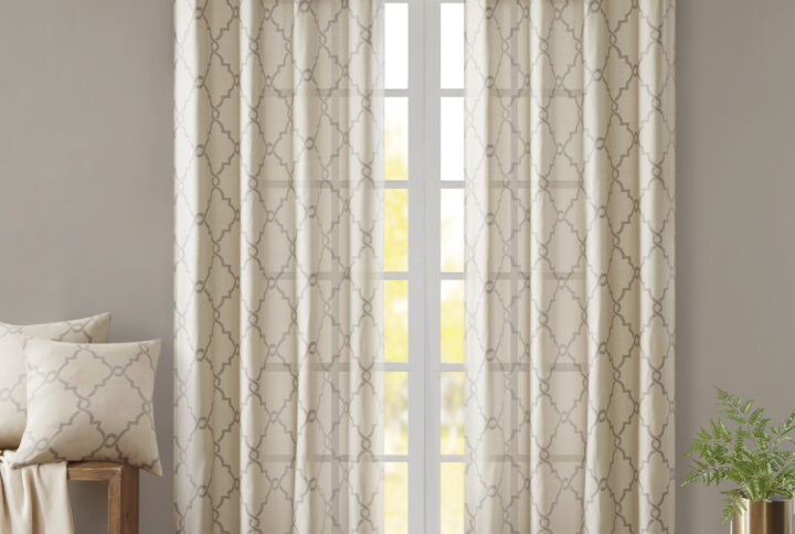 The Madison Park Saratoga Fret Print Panel is the perfect addition for a casual and stylish update to your home decor. This window panel features a trendy soft grey fretwork on a light beige ground