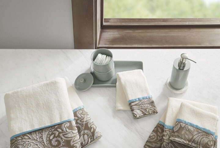 Add a sophisticated style to your bathroom with our Madison Park Aubrey 6 Piece Jacquard Towel Set. This towel set features a pieced design with a woven paisley jacquard hem