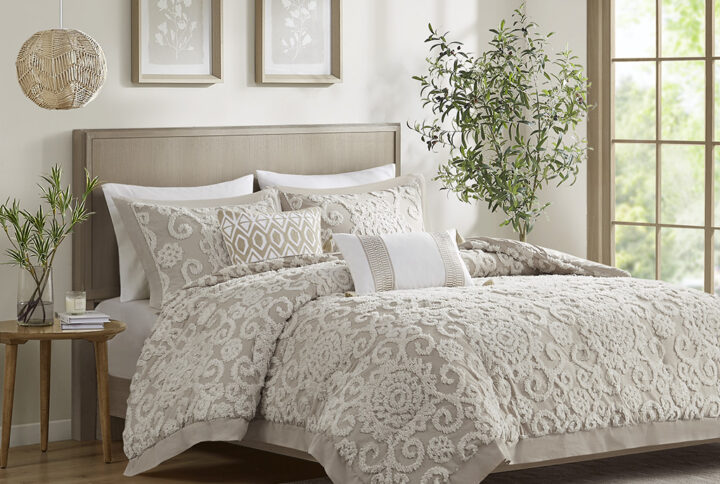 The Harbor House Suzanna Comforter Mini Set is the perfect addition to make your bedroom classically comfortable. Delicately tufted medallions are beautifully showcased throughout this comforter in a gorgeous taupe hue