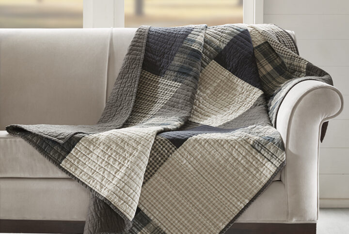 The Woolrich Winter Hills quilted throw features a a mix and match of plaids and solids. Made from 100% cotton this lightweight throw is soft to the touch and can be used year round.