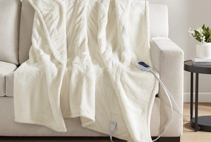 Immerse yourself in comfort in the BeautyRest Heated Microlight reverse to Berber Throw. This heated throw utilizes state of the art Secure Comfort technology that adjusts the temperature of your blanket based on overall temperature