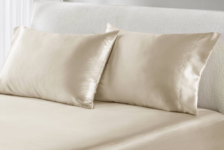 Fall asleep in smooth and luxurious comfort with our wrinkle-free satin pillowcases. These satin pillowcases are gentle on your skin and hair