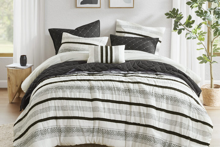 The Madison Park Carolina 7 Piece Stripe Comforter/Quilt Set is made of 100% polyester microfiber. This black and white bedding set features a variety of color-blocked stripe prints and exquisite trim