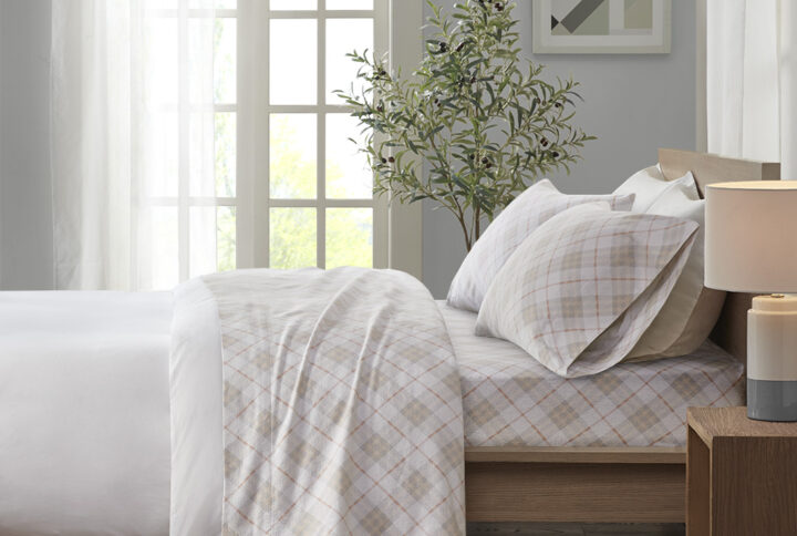 Keep warm and cozy with this ultra-soft cotton flannel sheet set