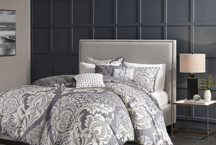 The Madison Park Vienna 6 Piece Printed Duvet Cover Set offers an eye-catching update to your bedroom decor. A beautifully intricate damask pattern is flaunted across the duvet cover and shams