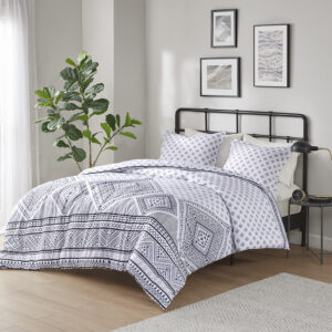 The Intelligent Design Camila Reversible Duvet Cover Set brings an eye-catching update to make your bedroom stand out. This reversible duvet cover features a bold contrasting geometric design with a small diamond pattern on the reverse for two distinct contrasting looks. The matching shams (1 in Twin/TwinXL) repeat the globally inspired design of the duvet cover to complete the modern bedding set. Machine washable for easy care