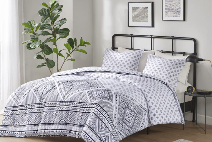 The Intelligent Design Camila Reversible Duvet Cover Set brings an eye-catching update to make your bedroom stand out. This reversible duvet cover features a bold contrasting geometric design with a small diamond pattern on the reverse for two distinct contrasting looks. The matching shams (1 in Twin/TwinXL) repeat the globally inspired design of the duvet cover to complete the modern bedding set. Machine washable for easy care