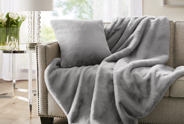 Luxury premium throw made of faux fur is irresistibly soft and warm to the touch. This fun and fashionable throw offers superior comfort and style to deck out your room.