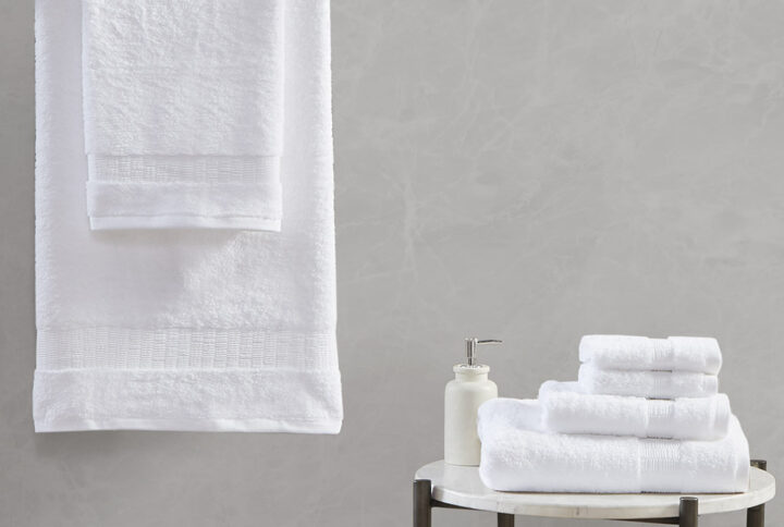 Treat yourself with the luxurious comfort of our Madison Park Signature Luce 100% Egyptian Cotton 6 Piece Towel Set. The long staple cotton yarn creates a rich plush softness