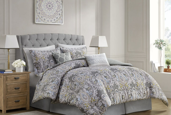 The Harbor House Hallie 6 Piece Cotton Comforter Set introduces an elegant and traditional allure to your bedroom decor. Flaunting a beautiful damask pattern in grey hues with hints of blue and yellow