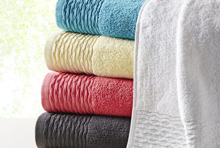 The Madison Park Breeze Jacquard Wavy Border Zero Twist Cotton Towel Set offers a fun and casual update to your bathroom decor. These lightweight towels feature a zero twist cotton yarn construction that is highly absorbent