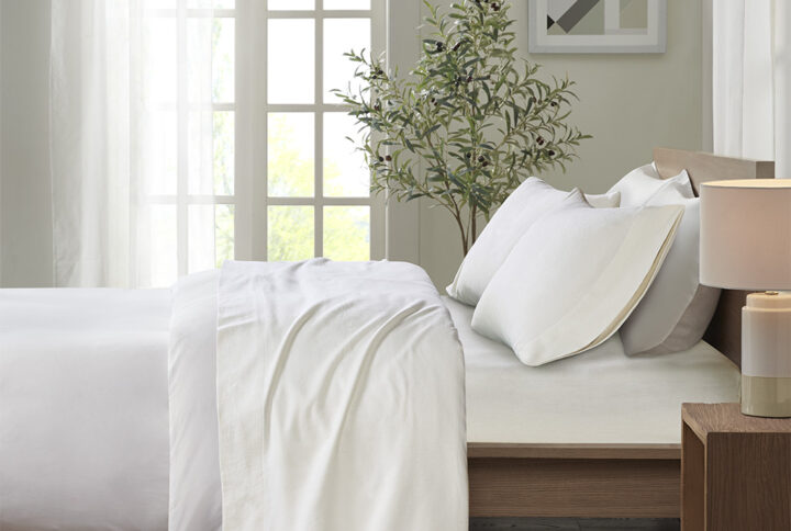 Keep warm and cozy with this ultra-soft cotton flannel sheet set