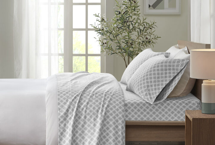 Keep warm and cozy with this ultra-soft cotton flannel sheet set