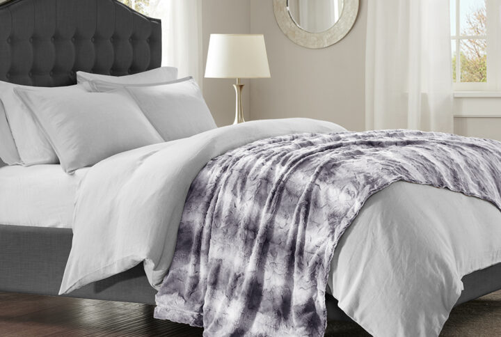 The Madison Park Zuri oversized throw features a luxuriously soft faux fur and reverses to a solid faux mink. This faux fur throw is the perfect modern update and adds a glamorous accent to your home. This throw is machine washable for easy care and OEKO-TEX certified