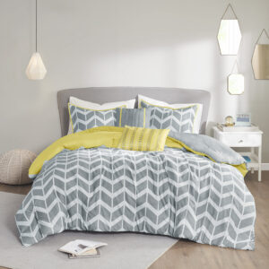 while 2 decorative pillows in coordinating colors help complete the look. Made from ultra-soft microfiber