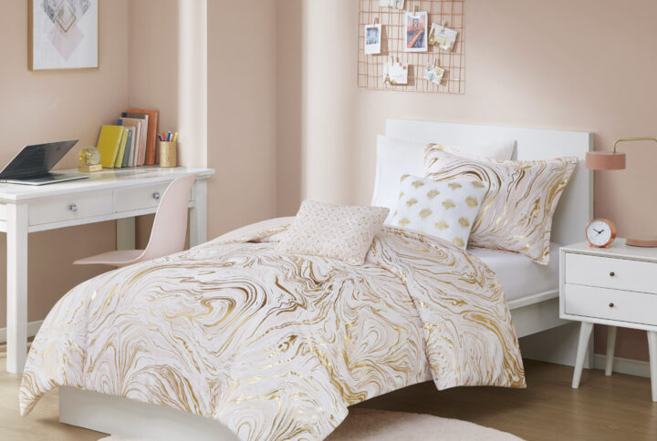 Make your bedroom shine with the Intelligent Design Rebecca Metallic Printed Duvet Cover Set. This extra-soft