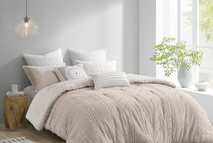 The INK+IVY Kara Cotton Jacquard Comforter Mini Set offers an eye-catching update to your bedroom decor. This comforter features a cotton jacquard stripe design on the face with a blush diamond print on the ivory reverse. The comforter also has a clean