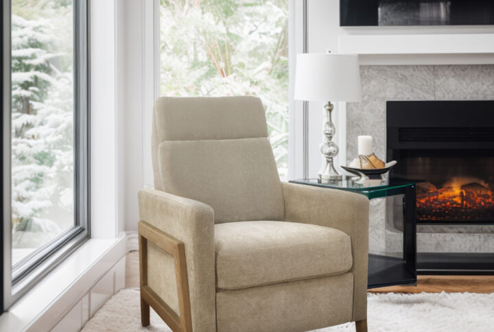 Update your home with the modern Chapel Hill Luna recliner. Showcasing an angular silhouette and square arms