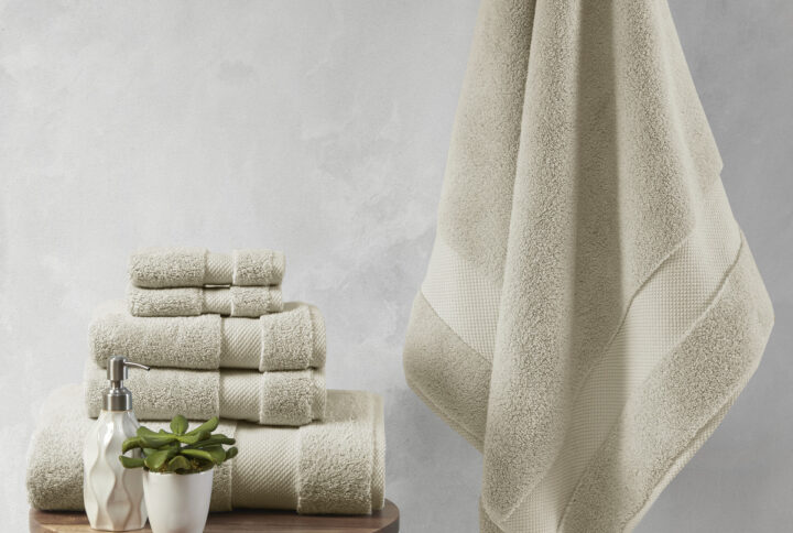 Our Madison Park Signature Splendor 1000 GSM 100% Cotton 6 Piece Towel Set provides a true luxurious addition to your bathroom essentials. This 100% cotton towel set features oversized bath towels with 1000gsm construction and 900gsm hand/wash towels that ensure a premium quality and heavy weight