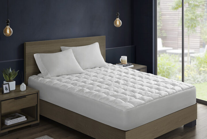 Transform your bedroom into a cozy dream with our Dream Puff mattress pad. The 3D puff stitching creates a beautiful