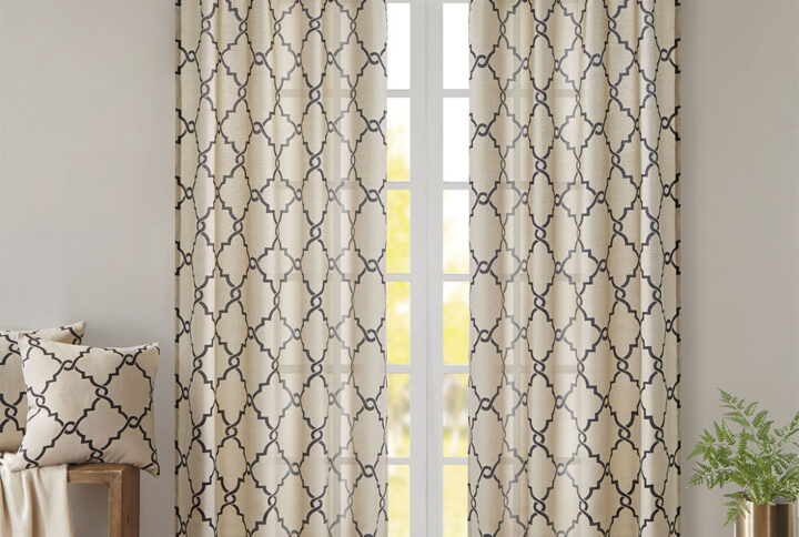 The Madison Park Saratoga Fret Print Panel is the perfect addition for a casual and stylish update to your home decor. This window panel features a trendy black fretwork on a soft khaki ground