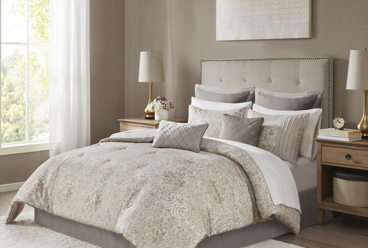 Give your bedroom a touch of elegance with this jacquard comforter set featuring a stunning damask pattern that shimmers due to the metallic threads. This bed in a bag comes with one comforter