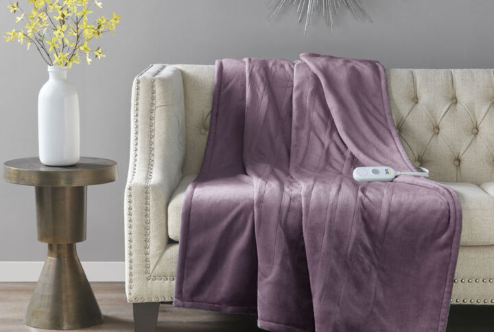 The Serta Plush Heated Throw offers incredible comfort and warmth to keep you extra cozy while relaxing on your sofa. This ultra-soft plush heated throw features a controller with 5 heat settings