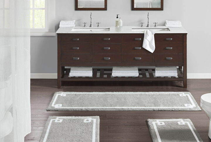 The Madison Park Evan Cotton Tufted Bath Rug provides the perfect balance of comfort and style to update your bathroom. This tufted bath rug features a contrasting white border on a soft colored ground creating a clean hotel look