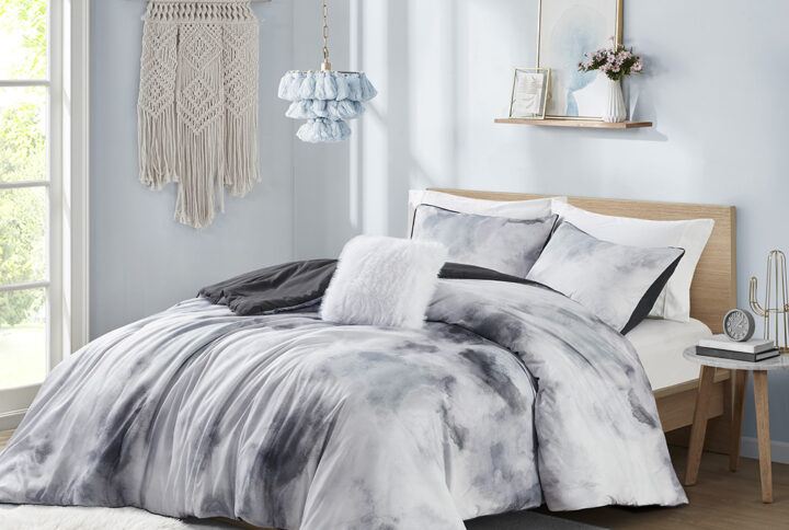 Bring a splash of beautiful colors to your bedroom with the Intelligent Design Cassiopeia Watercolor Tie Dye Printed Duvet Cover Set. This duvet cover features a watercolor tie dye print with piped edge borders to create a colorful dreamy look. The 2 matching shams (1 in Twin/TwinXL) also have piped edges that pair perfectly with the duvet cover