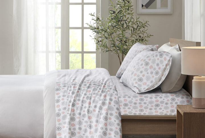 Keep warm and cozy with this ultra-soft cotton flannel sheet set