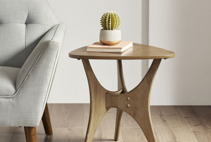 Update your living space with the Ink+Ivy Blaze Triangle Wood Side Table. Inspired from the mid-century modern design