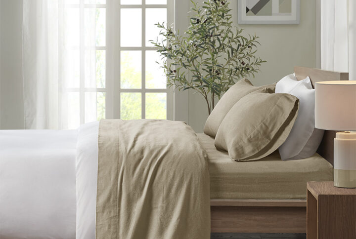 Keep warm and cozy with this ultra-soft cotton flannel sheet set