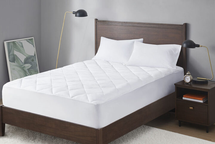 Wake up reinvigorated with the Sleep Philosophy Energy Recovery Waterproof Mattress Pad. Featuring a soft microfiber shell