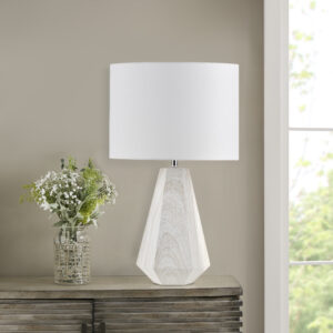 Embrace contemporary elegance with Ink + Ivy's Flinn lamp. Its modern faceted design shines in faux wood crafted from durable resin. A soft glow emanates from its white drum shade