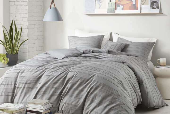 Add a casual and modern touch to your bedroom with the Oliver clip jacquard duvet cover set. The duvet cover and matching shams (1 in Twin/Twin XL) feature a woven striped pattern and clip jacquard design for a contemporary update to your bedroom