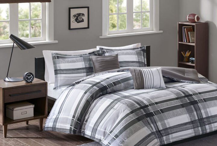 Bring casual comfort to your bedroom with the Intelligent Design Rudy Plaid Comforter Set. Featuring bold black and grey hues