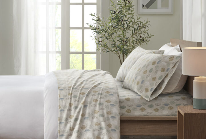 Keep warm and cozy with this ultra-soft cotton flannel sheet set