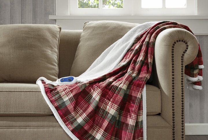 The Woolrich heated throw utilizes state of the art Secure Comfort heated technology that adjusts the temperature of your throw based on overall temperature