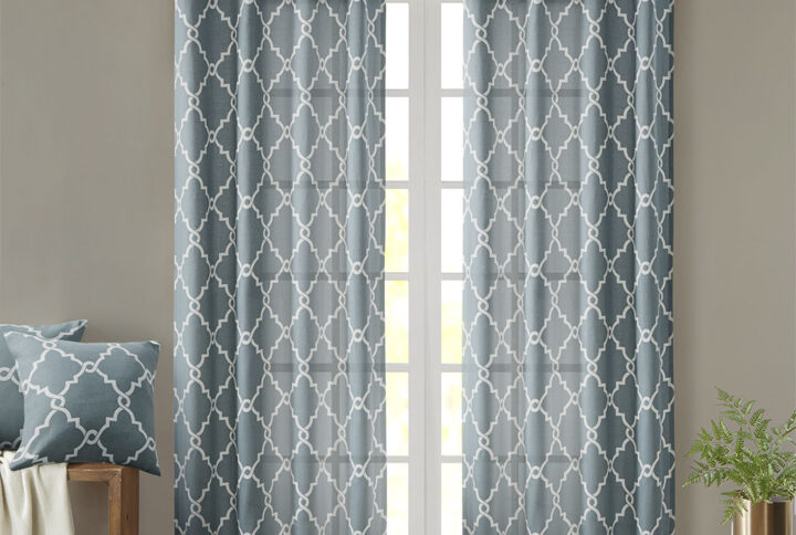 The Madison Park Saratoga Fret Print Panel is the perfect addition for a casual and stylish update to your home decor. This window panel features a trendy light beige fretwork on a soft blue ground