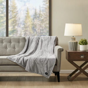 The True North by Sleep Philosophy Plush Heated Throw with Built-In Control offers lush comfort to keep you warm and cozy. This ultra-soft plush heated throw features a 1-touch built-in control with 5 heat settings for the perfect comfort. With virtually no electromagnetic field emissions