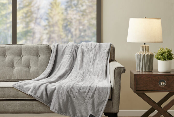 The True North by Sleep Philosophy Plush Heated Throw with Built-In Control offers lush comfort to keep you warm and cozy. This ultra-soft plush heated throw features a 1-touch built-in control with 5 heat settings for the perfect comfort. With virtually no electromagnetic field emissions