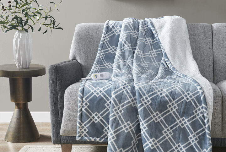 Make any space comfortably cozy with the Serta Printed Plush Heated Throw. This heated throw features an ultra-soft plush face with a geometric print that flips to a cozy sherpa reverse to create rich comfort and a casual look. A single controller has 5 heat settings to easily find your preferred comfort level and the 3 hour auto shut off timer ensures your safety. Machine washable