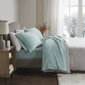 The True North by Sleep Philosophy Soloft Micro Plush Sheet Set offers the ultimate sleeping comfort with a soft and cozy finish to warm you up. Brushed on both sides