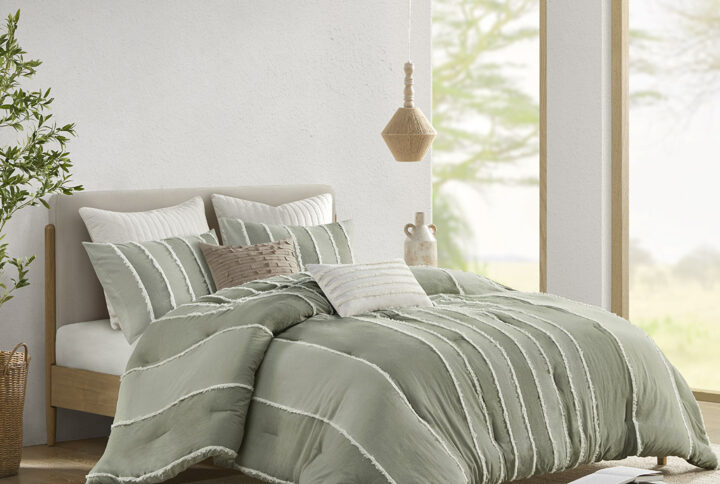 Embrace the effortless charm of our boho-inspired bedding set. This collection includes 100% cotton comforter and 2 matching shams