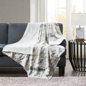 Add a glamorous accent to your home with Madison Park’s Sachi Oversized Faux Fur Throw. Exceptionally soft faux fur mimics the warmth and texture of real fur